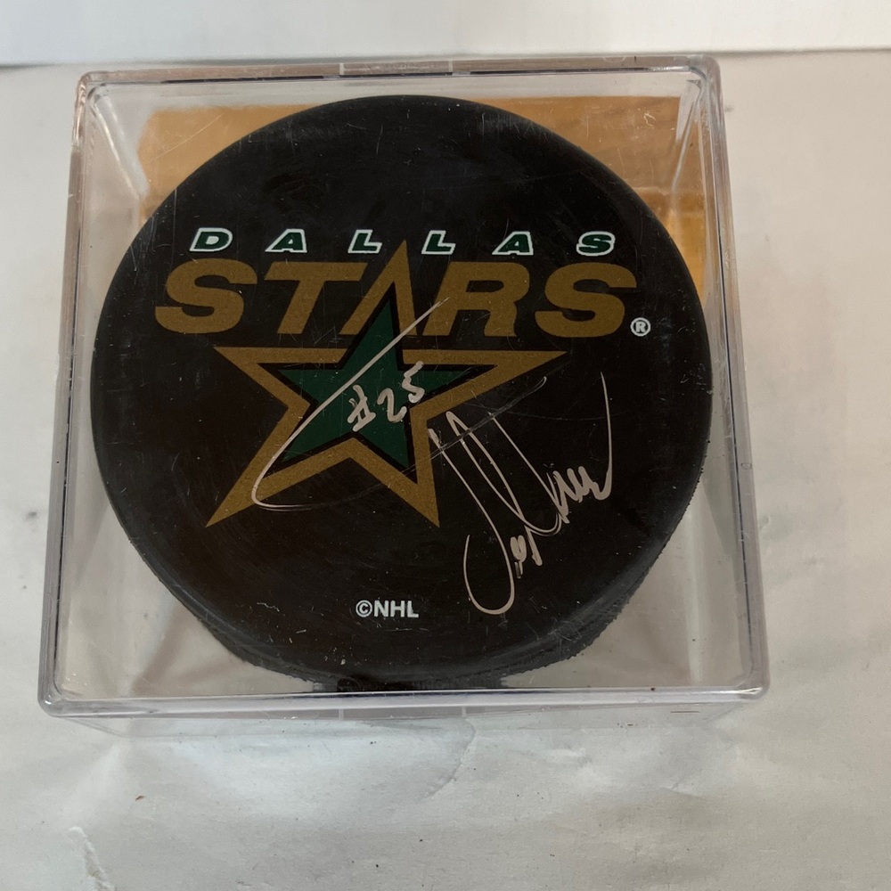 Dallas Stars Joe Nieuwendyk 25 Signed Hockey Puck 1999 Era Acrylic Case – No COA